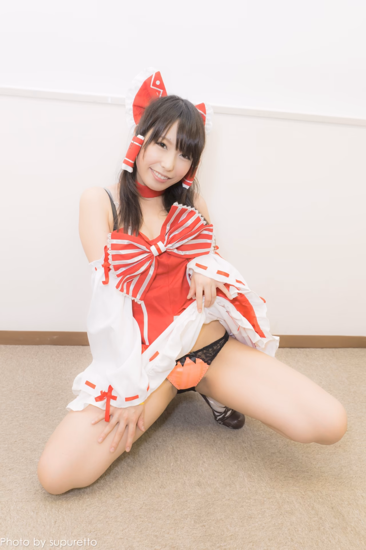 Chika Arimura as Reimu Hakurei — cosplay photo 37 of 52