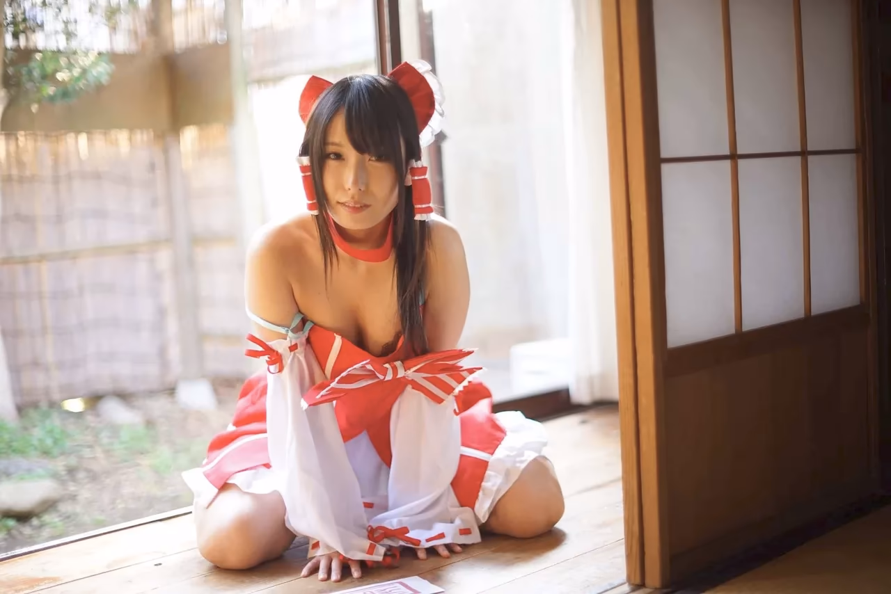 Chika Arimura as Reimu Hakurei — cosplay photo 46 of 52