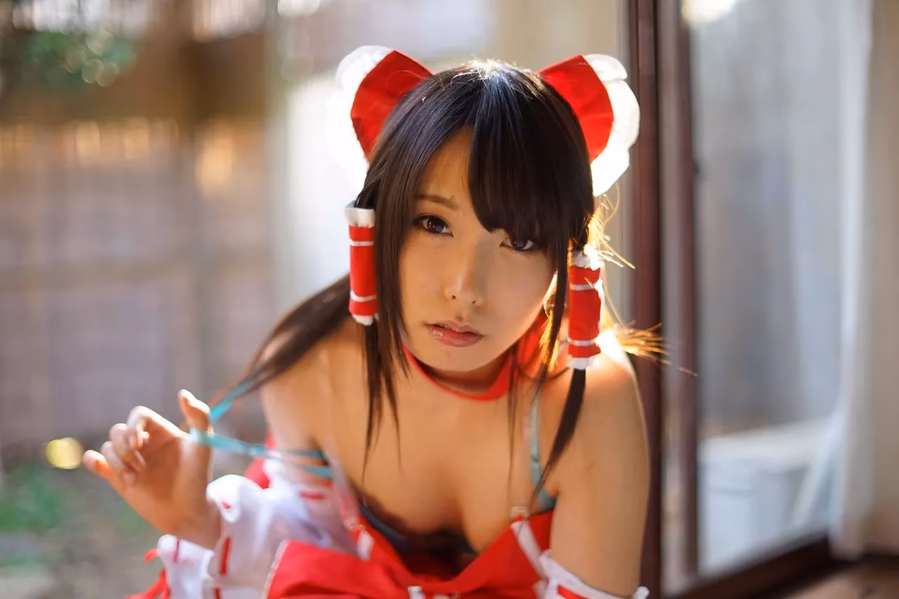 Chika Arimura as Reimu Hakurei — cosplay photo 50 of 52