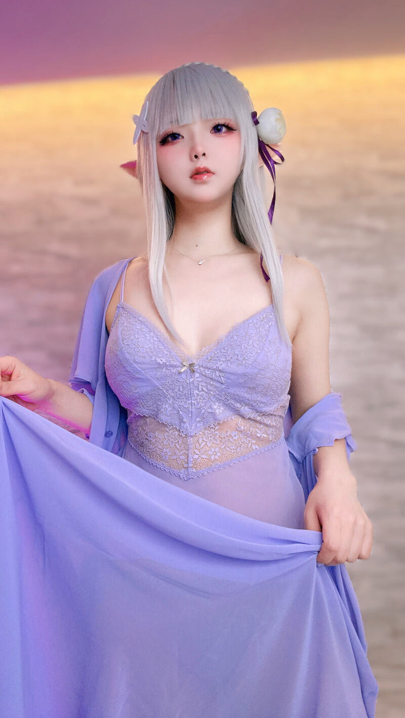 Chuchu Nagomitei as Emilia — cosplay photo 10 of 95