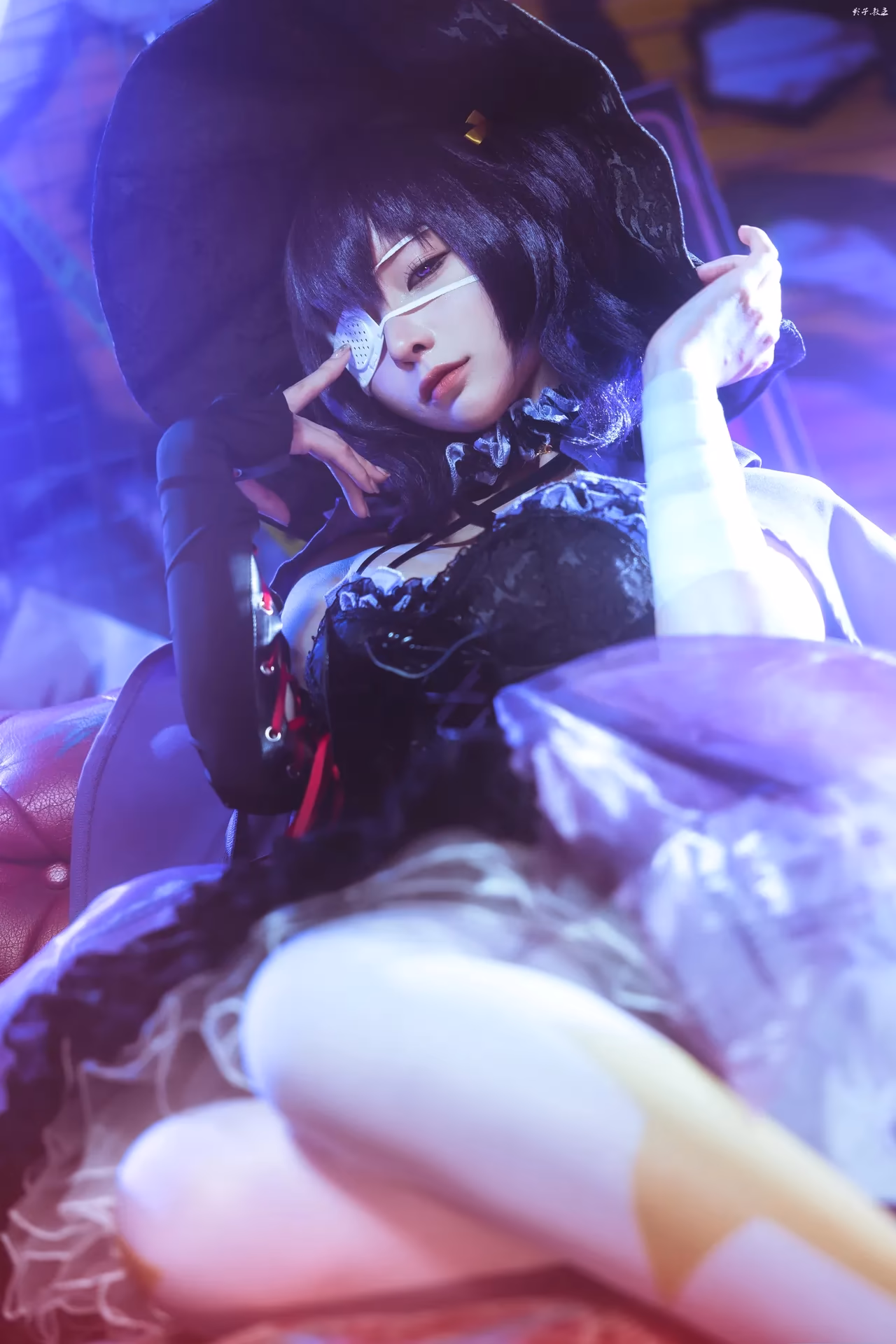 Chunmomo as Rikka Takanashi — cosplay photo 3 of 24