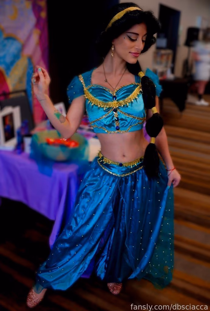 Dani Sciacca as Jasmine — cosplay photo 8 of 8