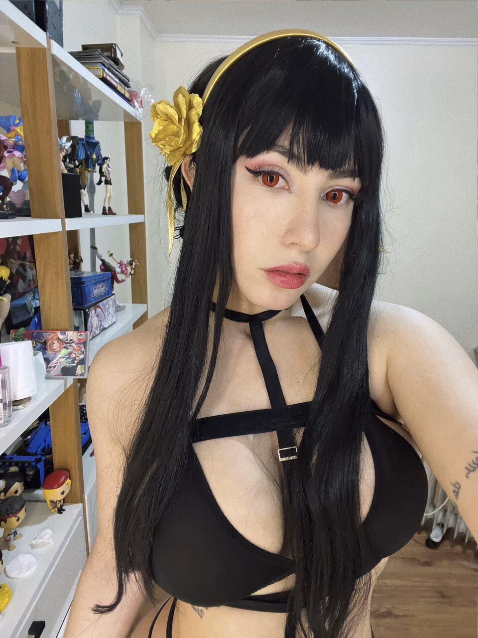 Danielle Vedovelli as Yor Forger — cosplay photo 15 of 23