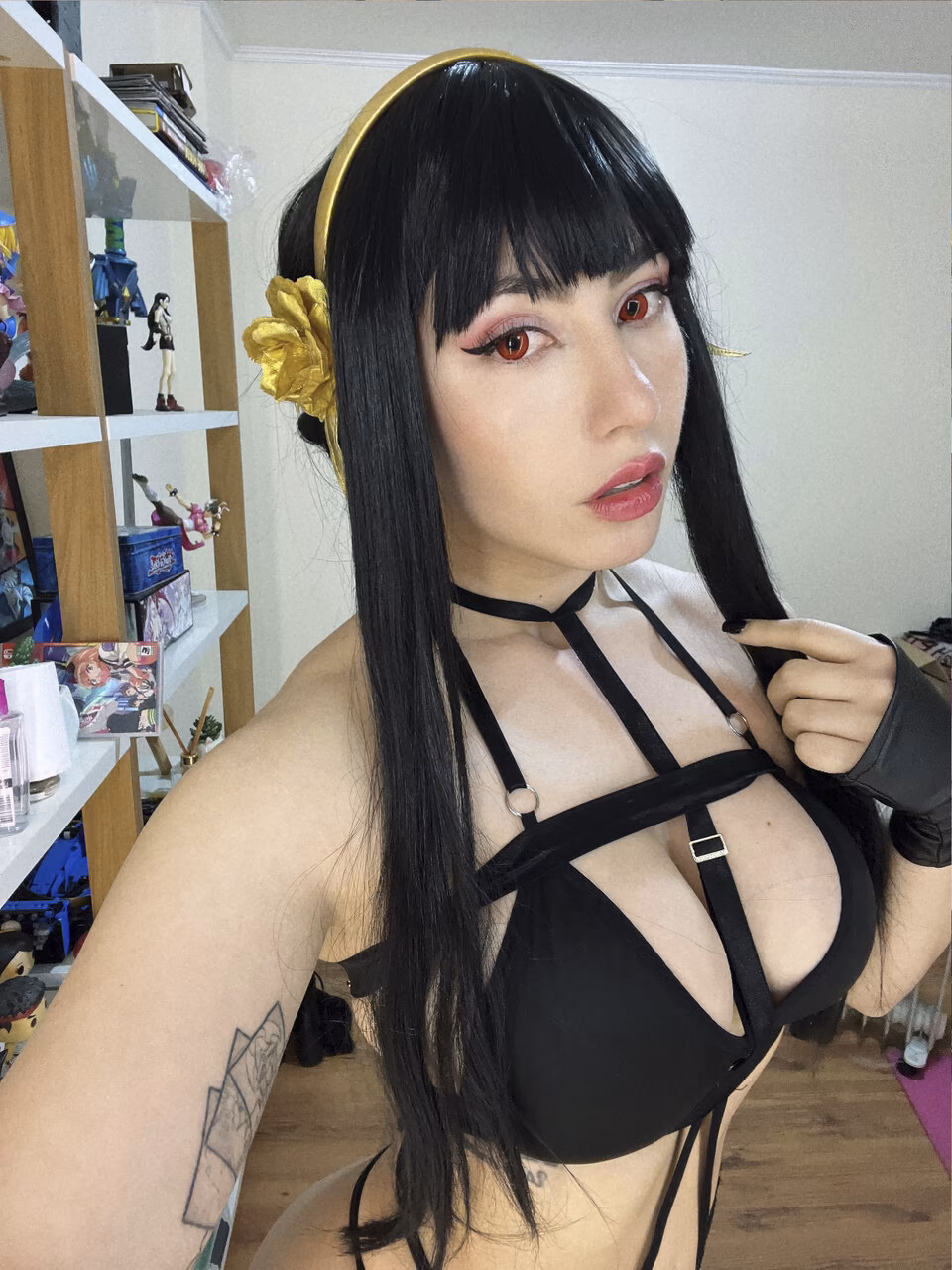 Danielle Vedovelli as Yor Forger — cosplay photo 2 of 23