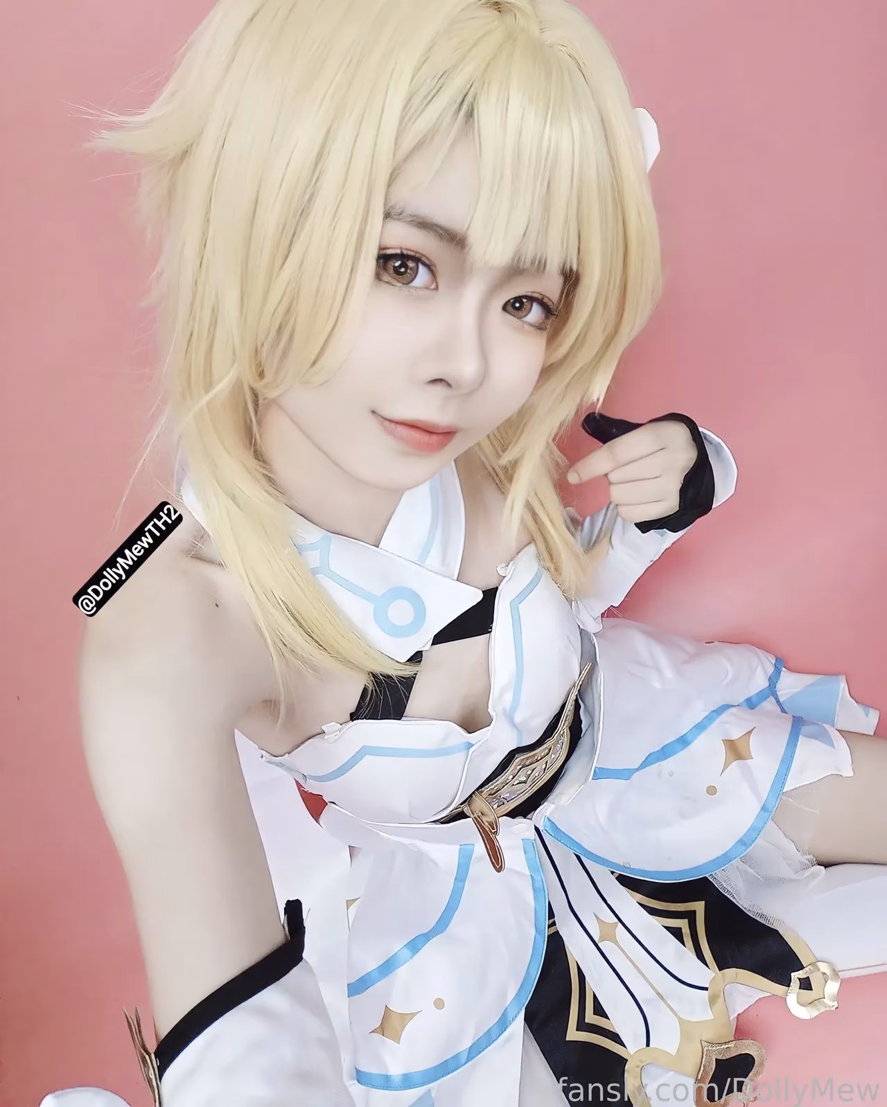 DollyMew as Lumine — cosplay photo 2 of 24