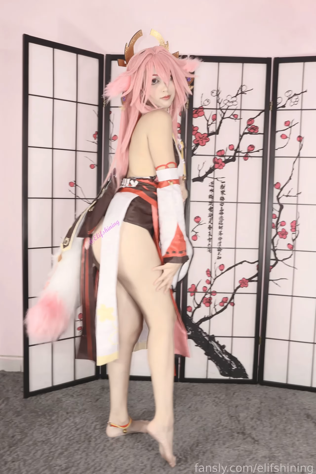 Eli Fshining as Yae Miko — cosplay photo 2 of 8
