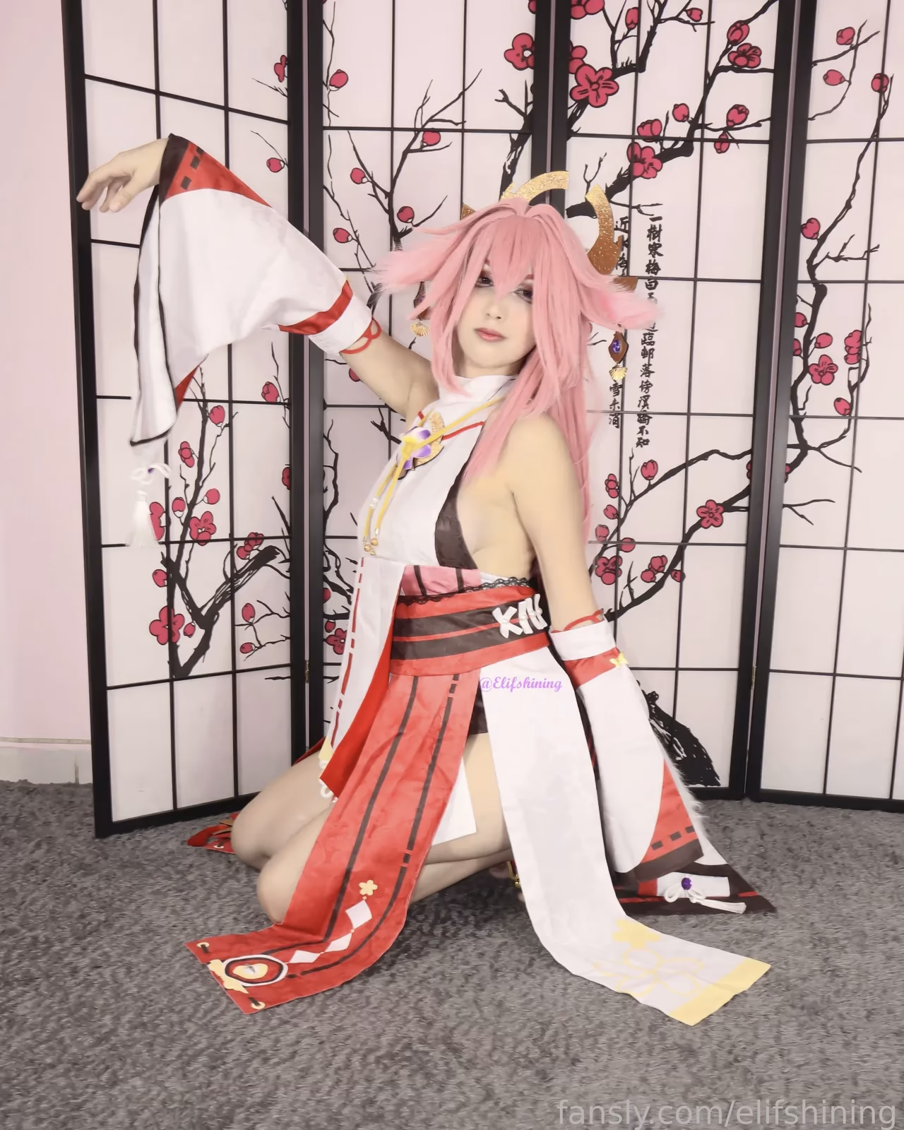 Eli Fshining as Yae Miko — cosplay photo 3 of 8