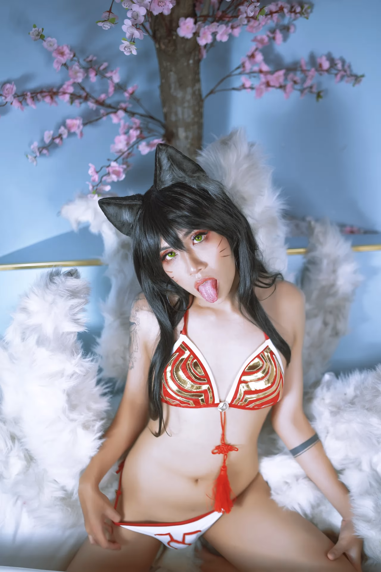 Emily Yunicorn as Ahri — cosplay photo 10 of 44