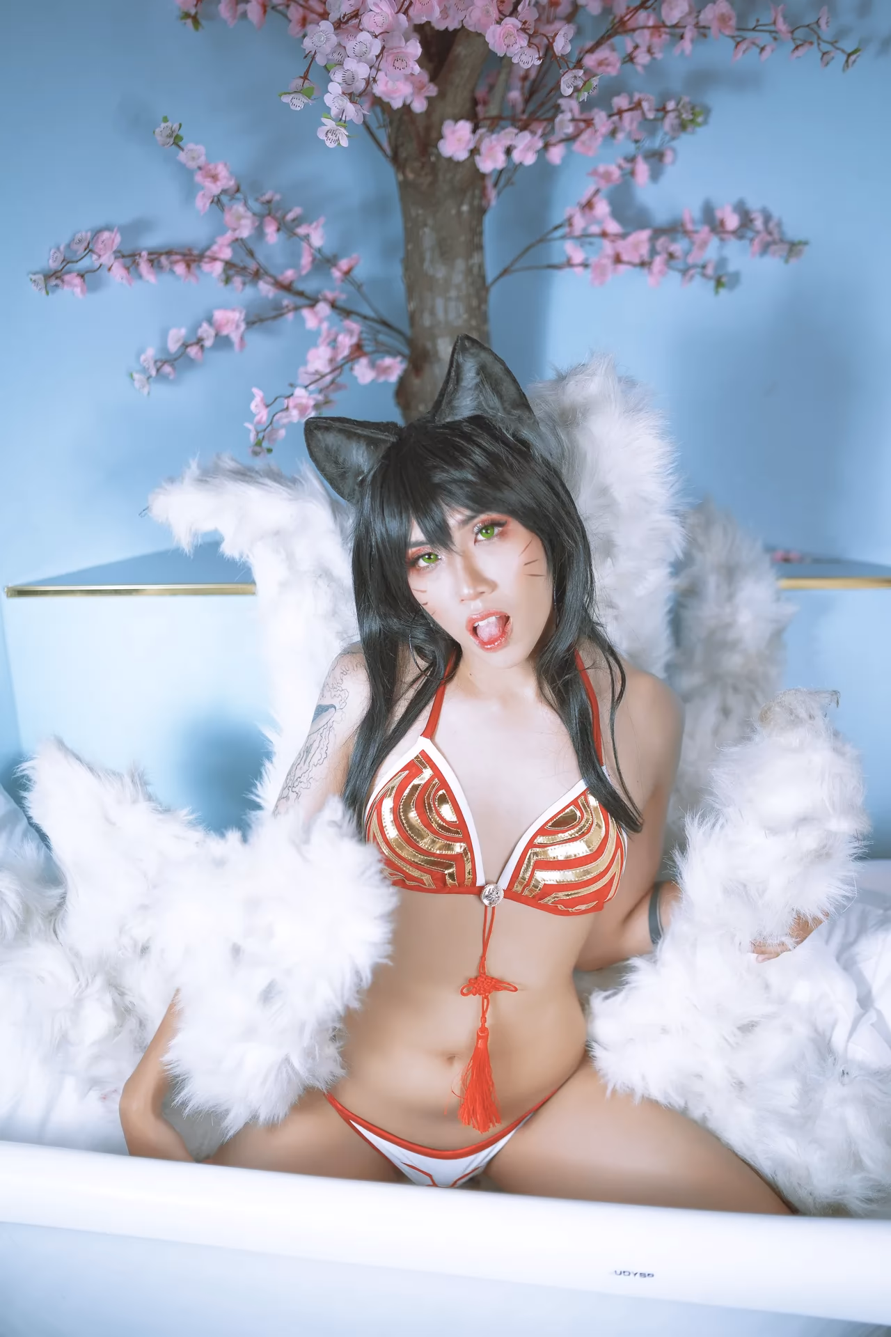 Emily Yunicorn as Ahri — cosplay photo 17 of 44