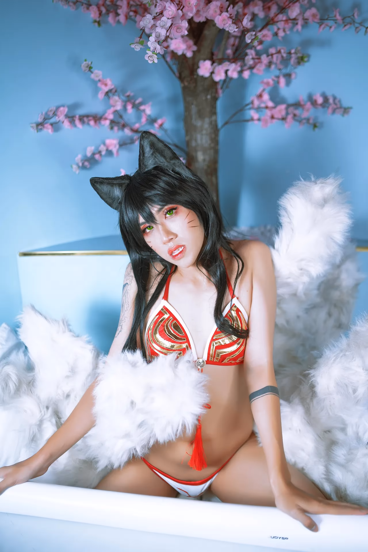 Emily Yunicorn as Ahri — cosplay photo 18 of 44