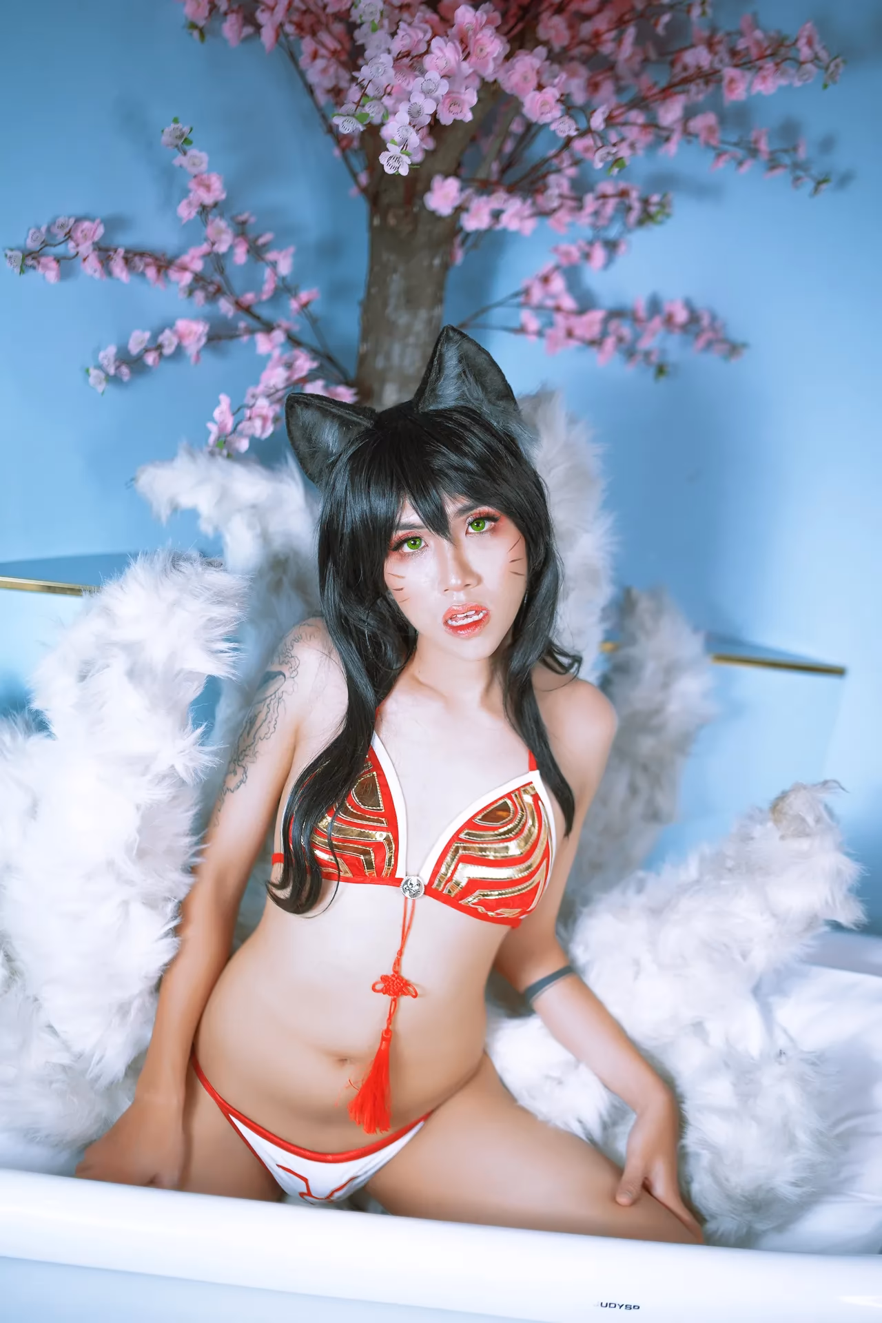 Emily Yunicorn as Ahri — cosplay photo 9 of 44