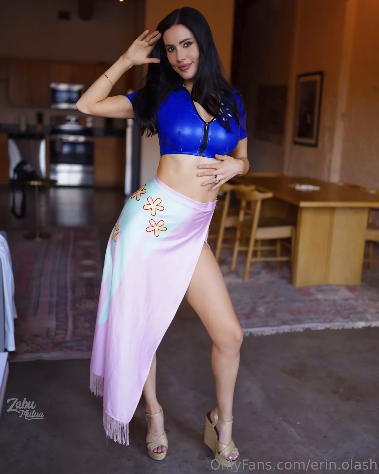 Erin Olash as Nico Robin — cosplay photo 4 of 17