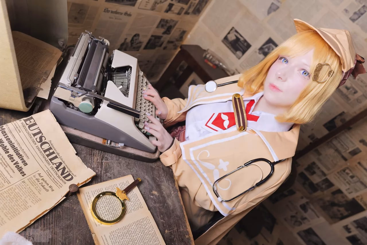 Erokawa Nekomi as Amelia Watson — cosplay photo 18 of 83