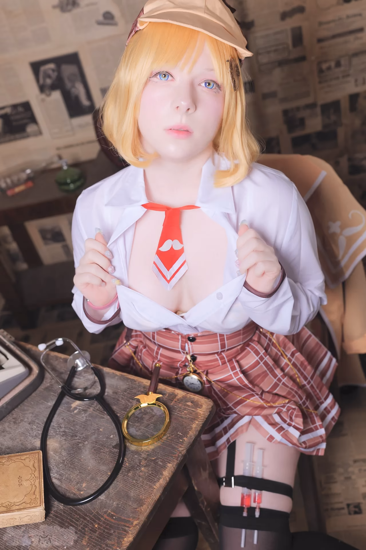 Erokawa Nekomi as Amelia Watson — cosplay photo 37 of 83