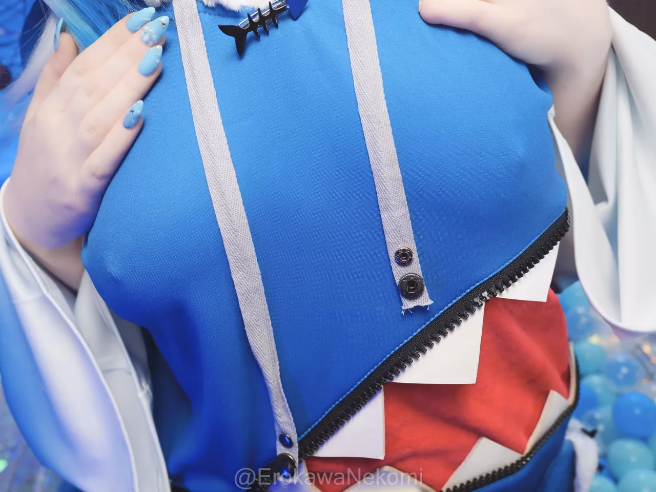 Erokawa Nekomi as Gawr Gura — cosplay photo 30 of 44