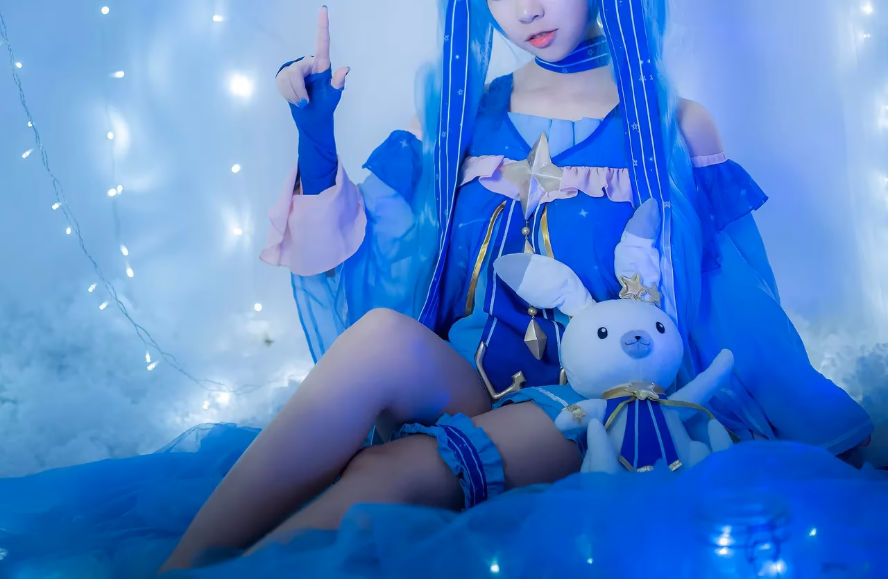 Erzuo Nisa as Hatsune Miku — cosplay photo 13 of 29