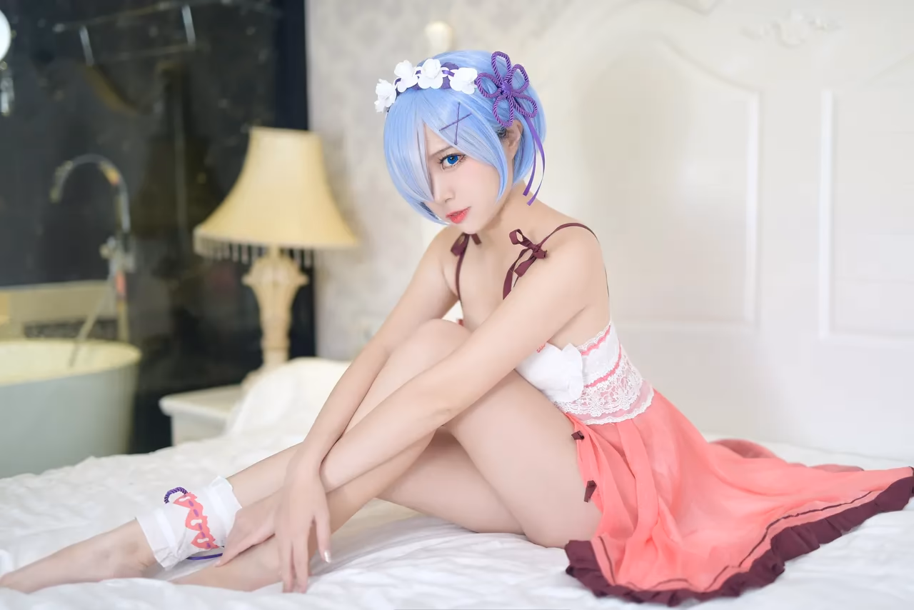 Erzuo Nisa as Rem — cosplay photo 1 of 11