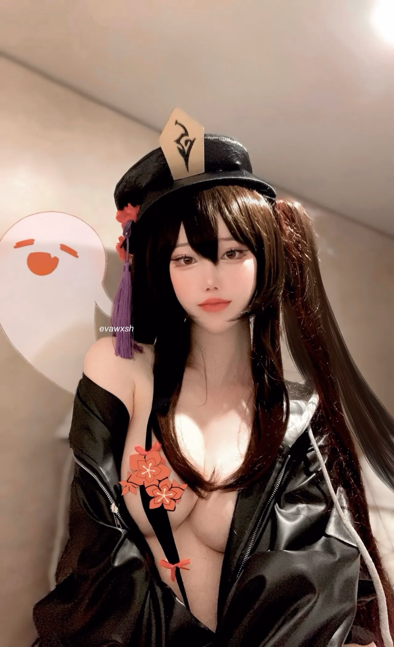 evawxsh as Hu Tao — cosplay photo 2 of 12