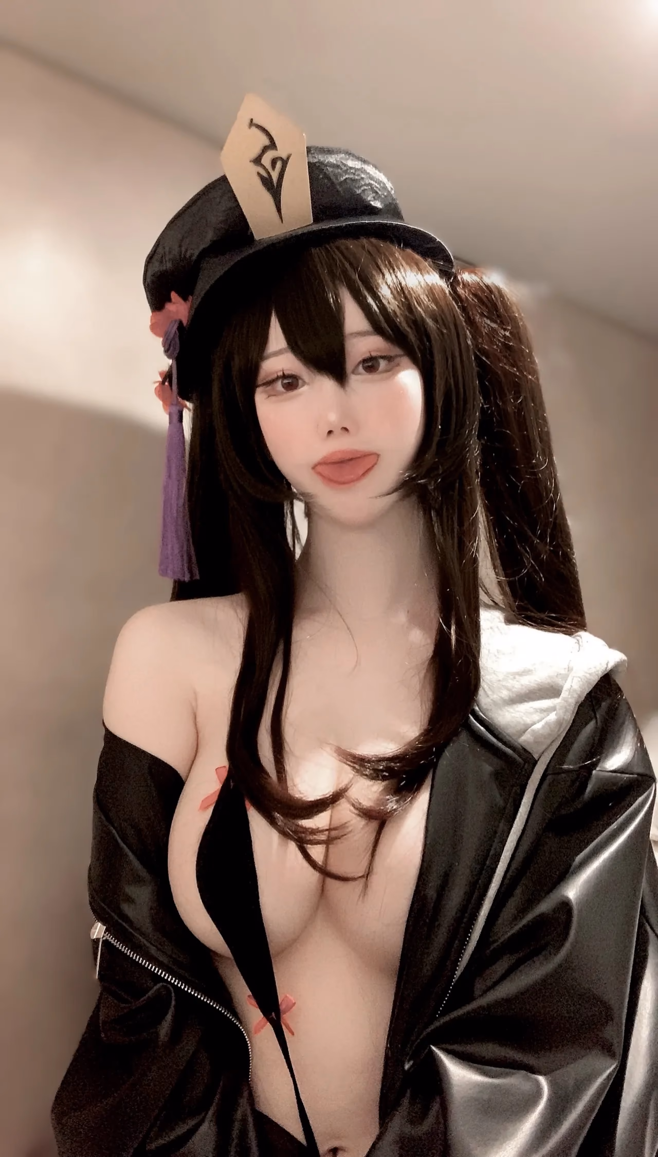 evawxsh as Hu Tao — cosplay photo 6 of 12