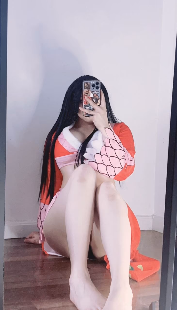 Evelinaava as Boa Hancock — cosplay photo 7 of 7