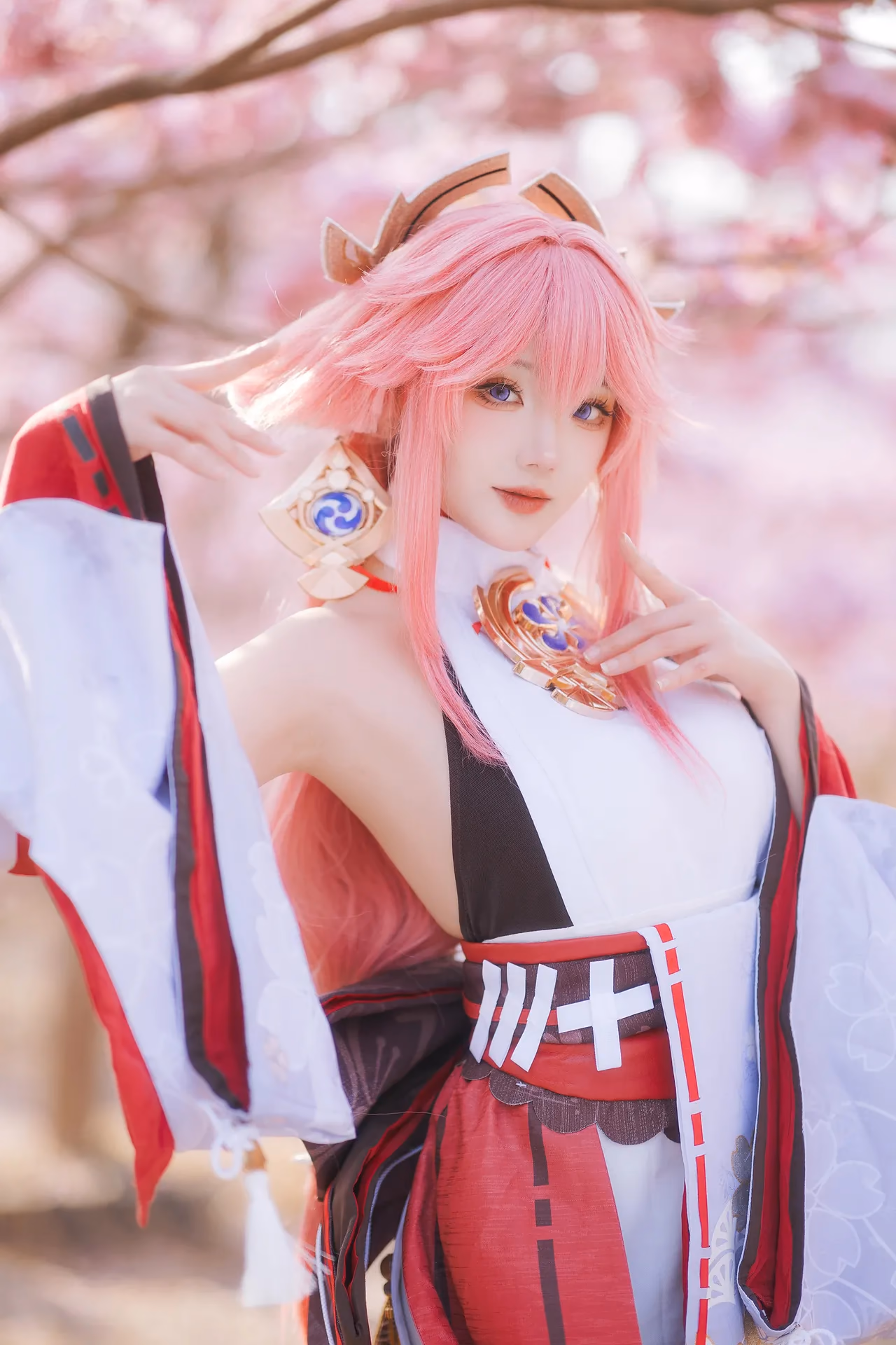 Guaxichan as Yae Miko — cosplay photo 19 of 20