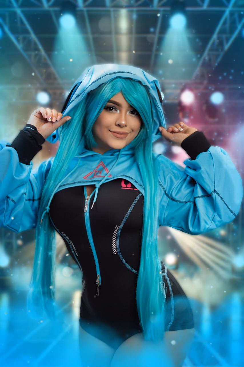 GundamChick as Hatsune Miku — cosplay photo 2 of 7