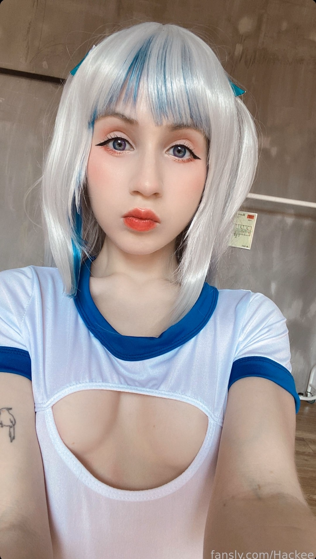 Hackee as Gawr Gura — cosplay photo 12 of 30