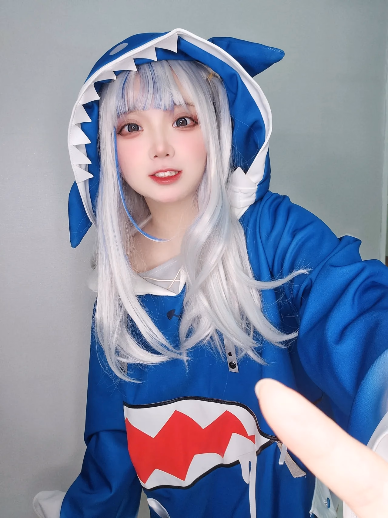 Hamumang as Gawr Gura — cosplay photo 2 of 15