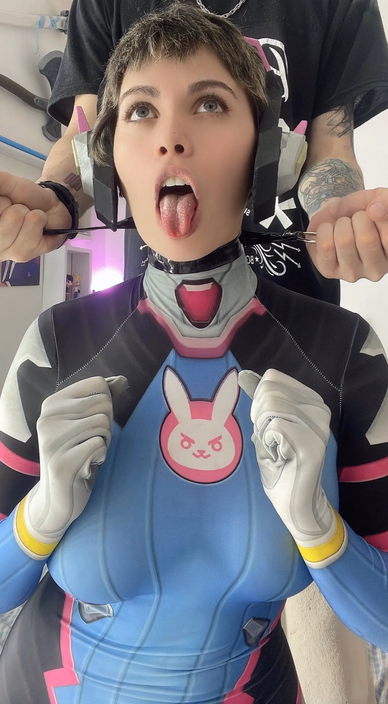 Hika as D.Va — cosplay photo 2 of 14