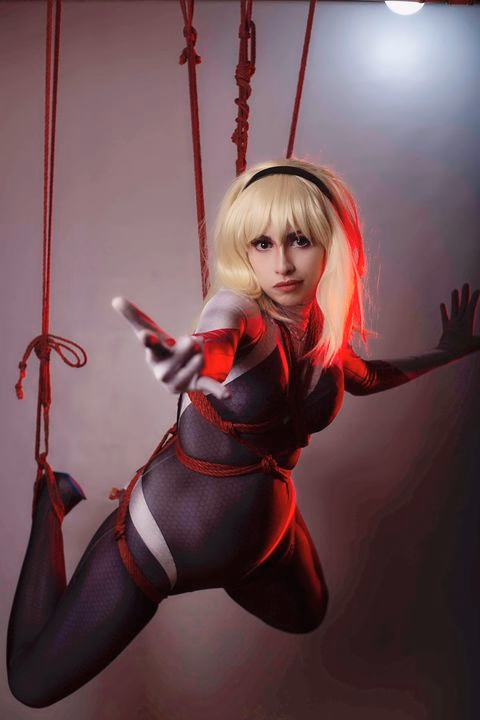 Hika as Gwen Stacy — cosplay photo 3 of 10