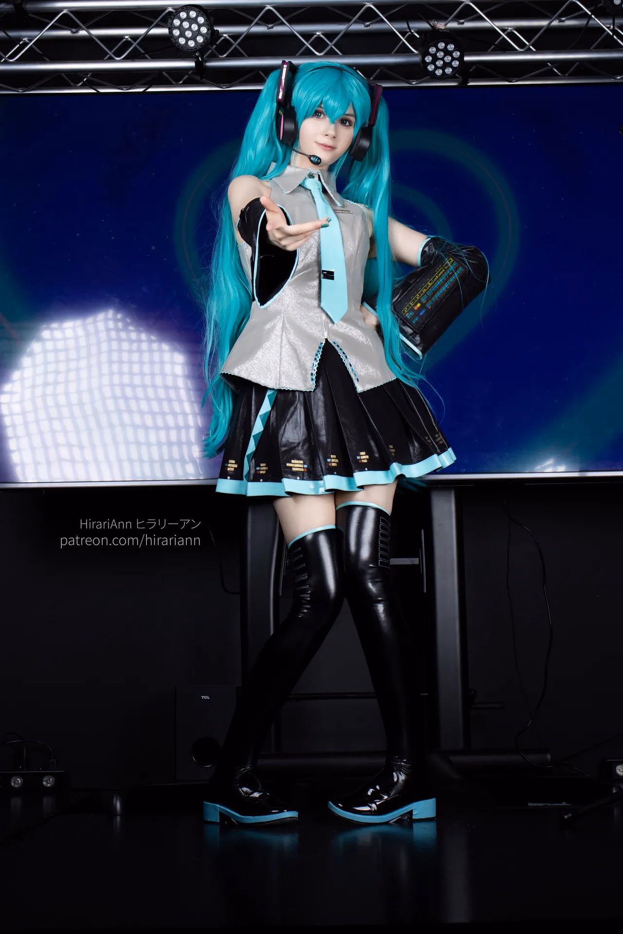 HirariAnn as Hatsune Miku — cosplay photo 10 of 115