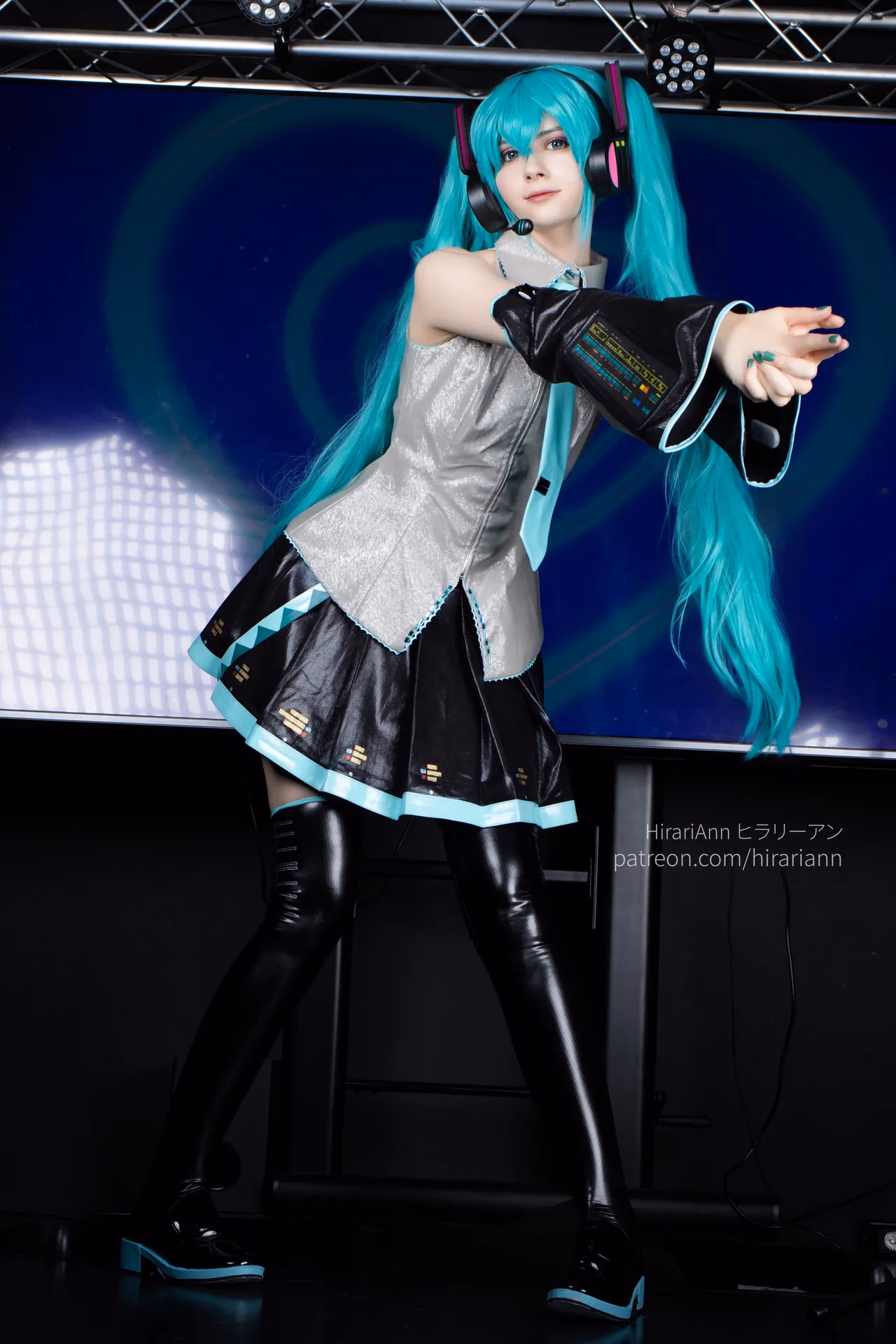 HirariAnn as Hatsune Miku — cosplay photo 17 of 115