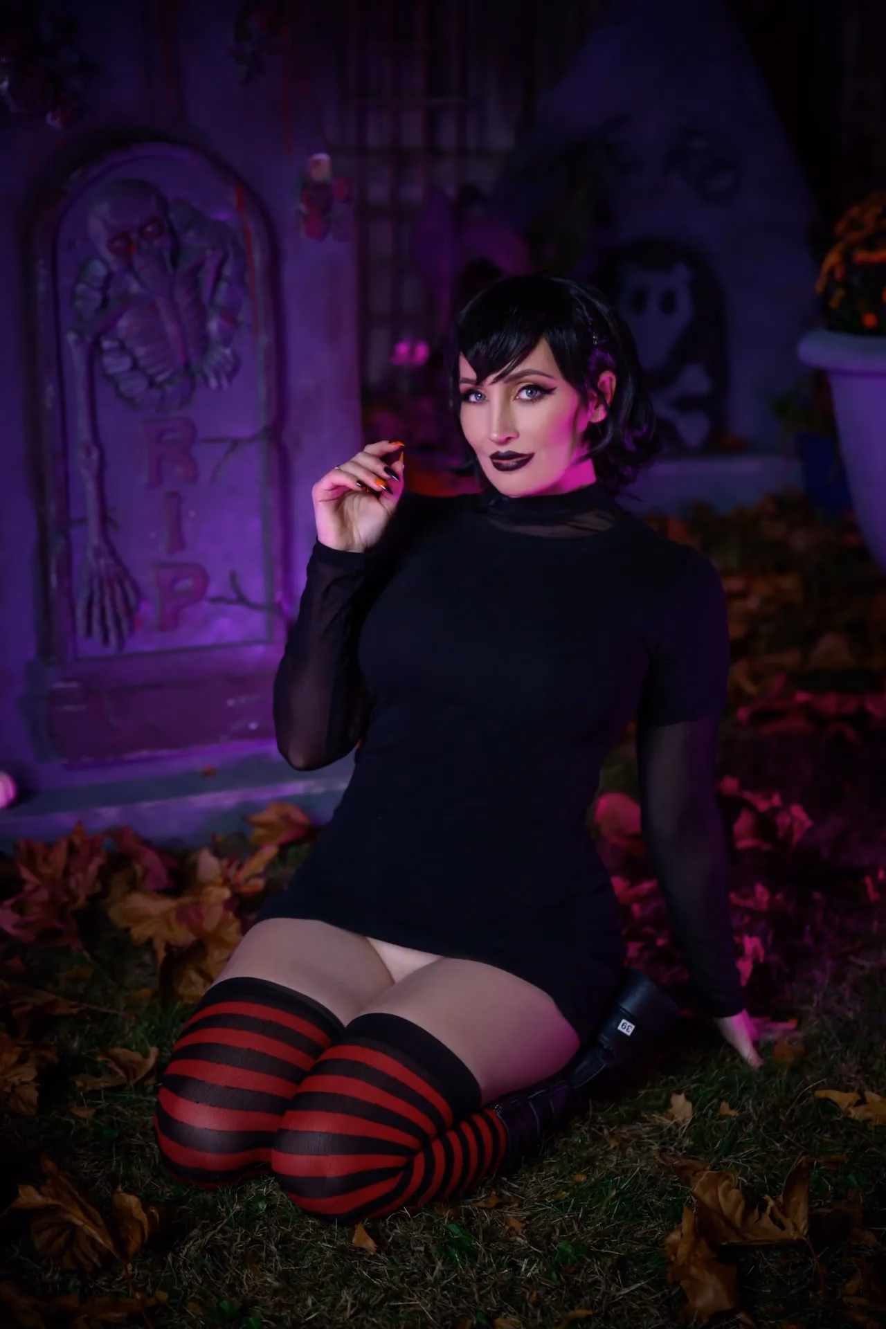 Holly Wolf - Mavis Dracula - Hotel Transylvania - Cosplay Gallery - 16 Images preview