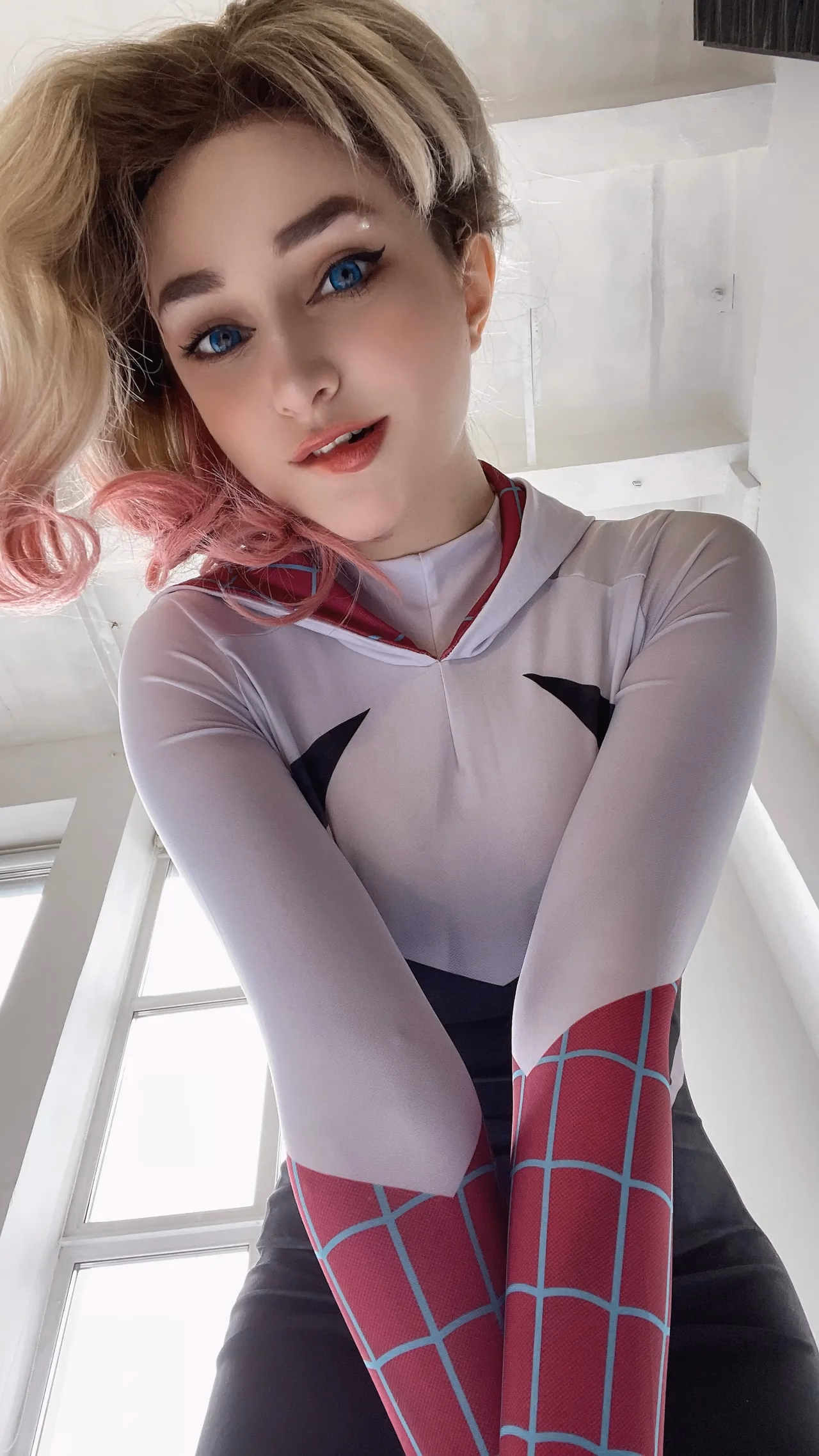 Hologana as Gwen Stacy — cosplay photo 11 of 36
