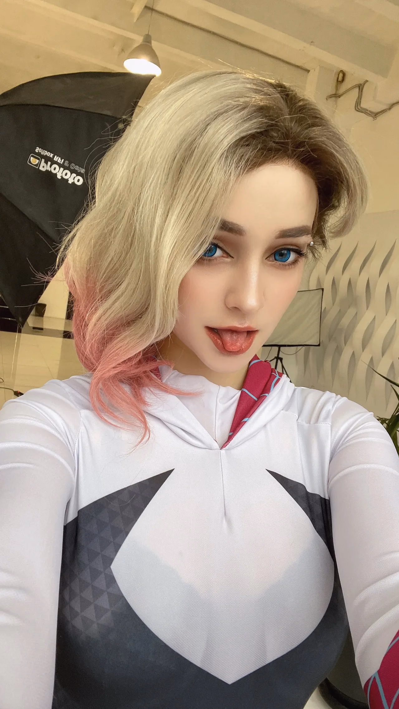 Hologana as Gwen Stacy — cosplay photo 12 of 36