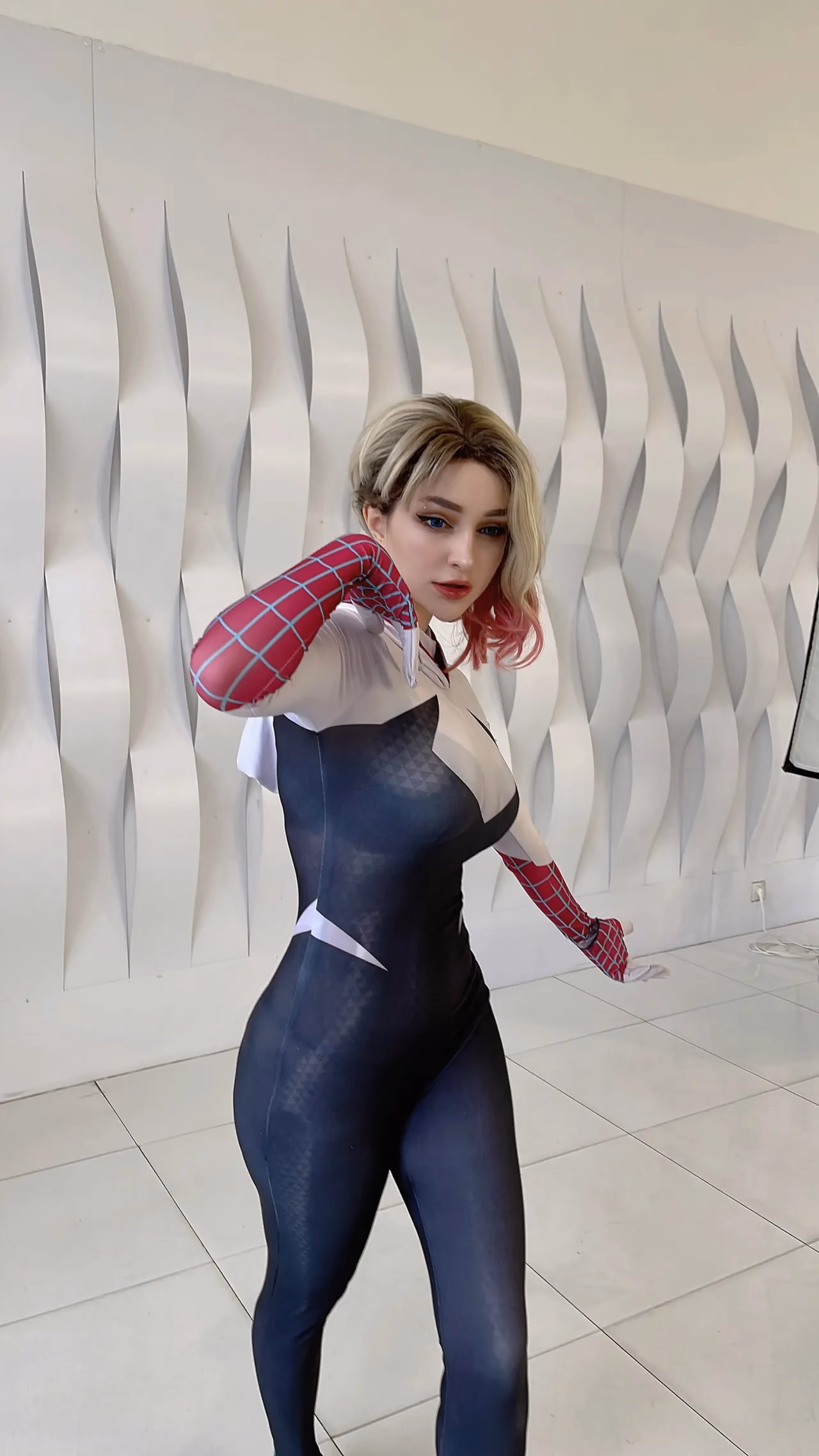 Hologana as Gwen Stacy — cosplay photo 17 of 36