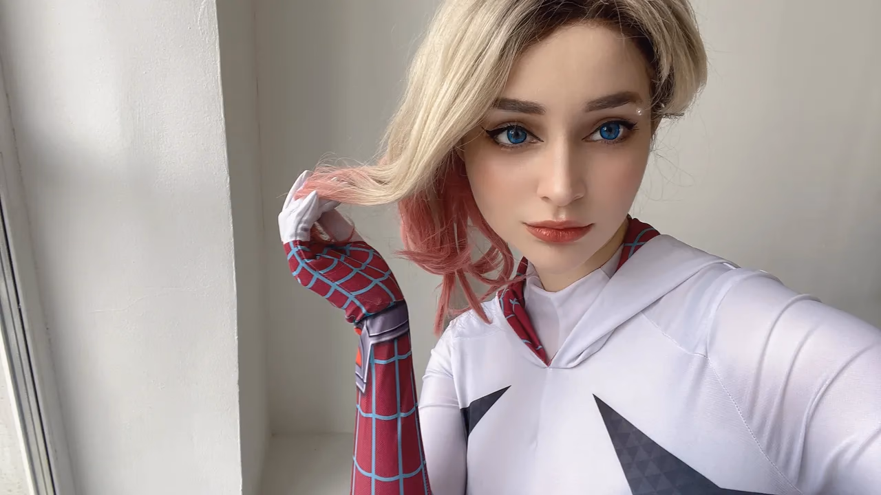 Hologana as Gwen Stacy — cosplay photo 18 of 36