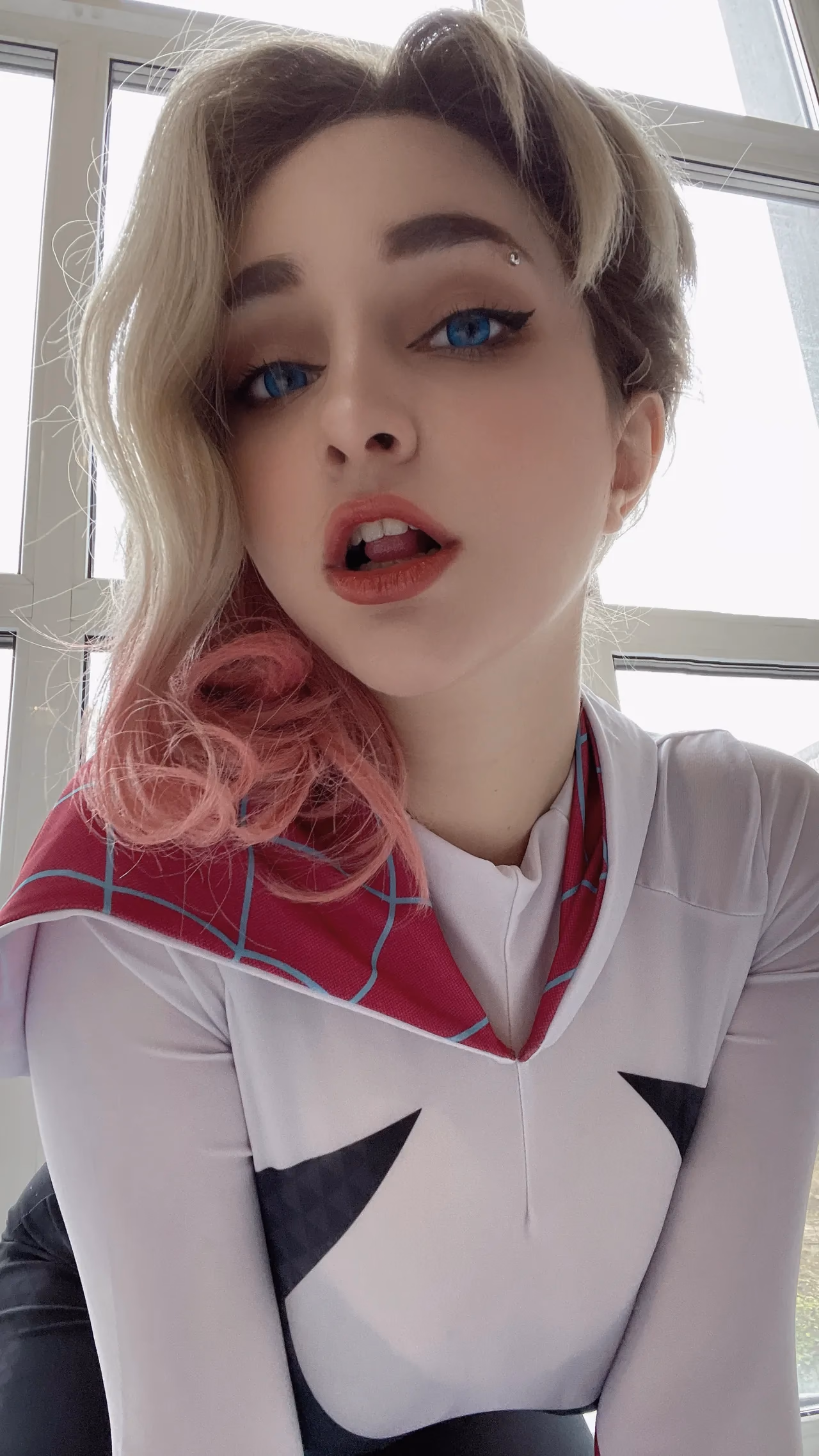 Hologana as Gwen Stacy — cosplay photo 19 of 36