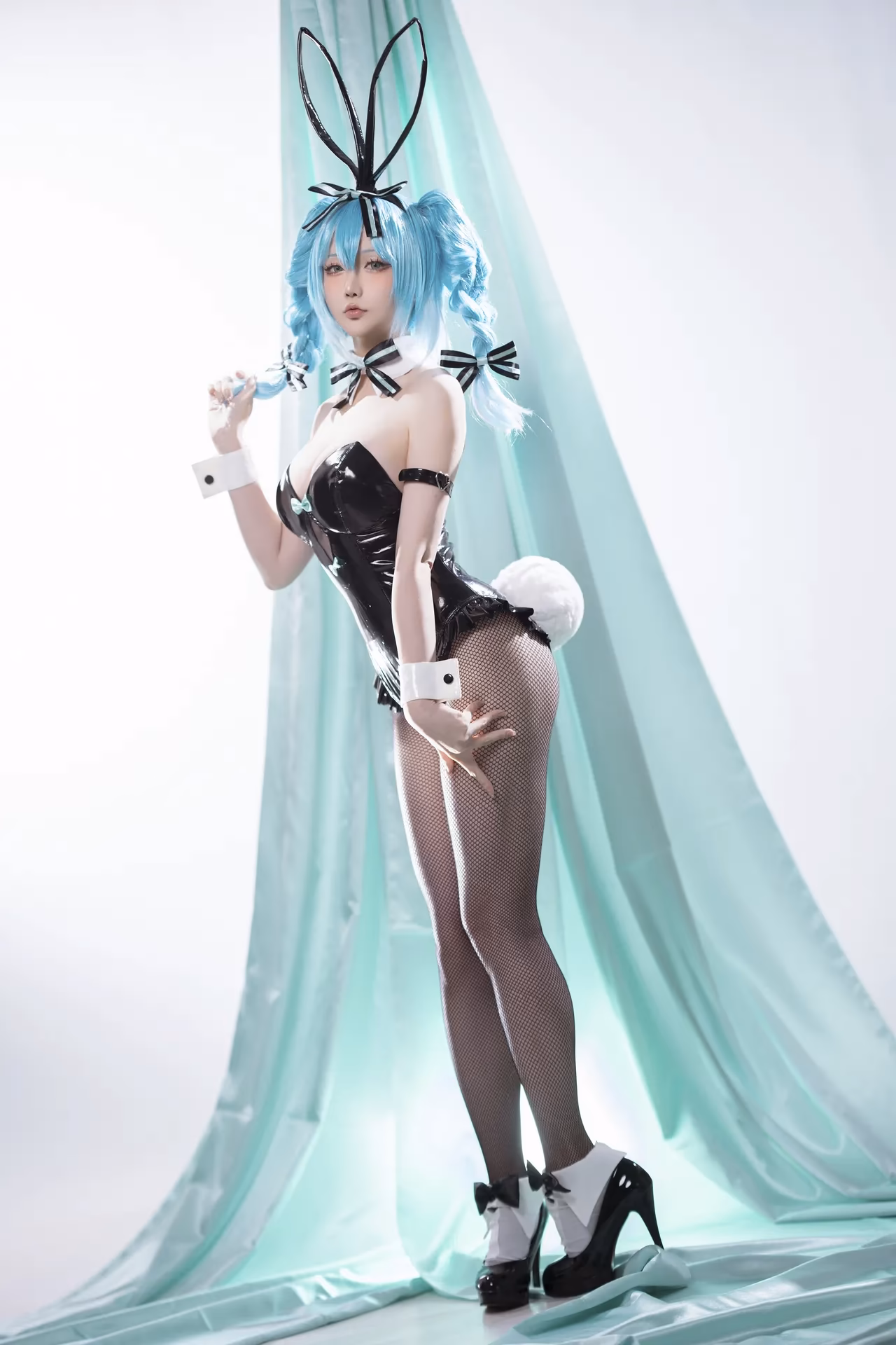Hoshilily as Hatsune Miku — cosplay photo 7 of 44