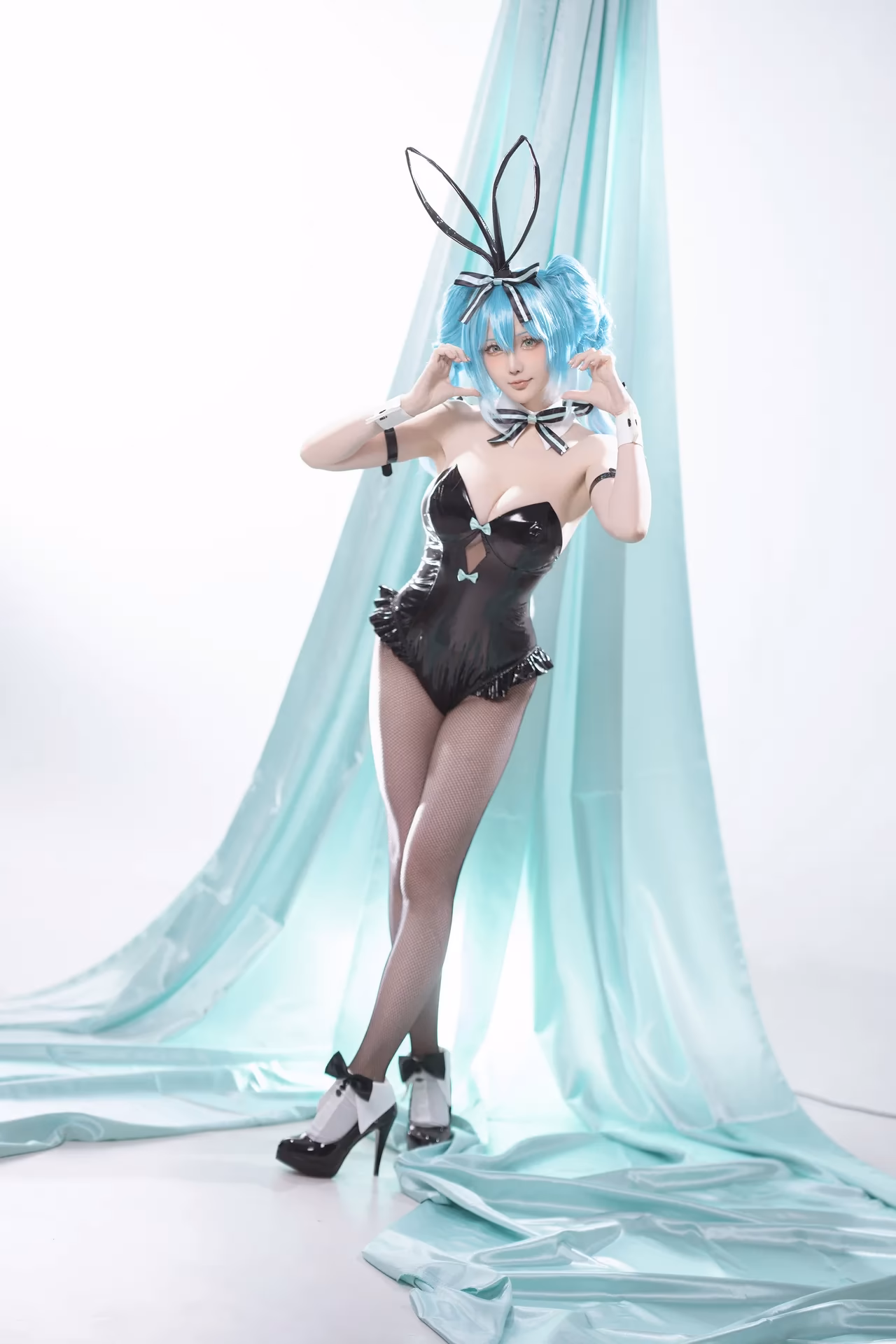 Hoshilily as Hatsune Miku — cosplay photo 8 of 44