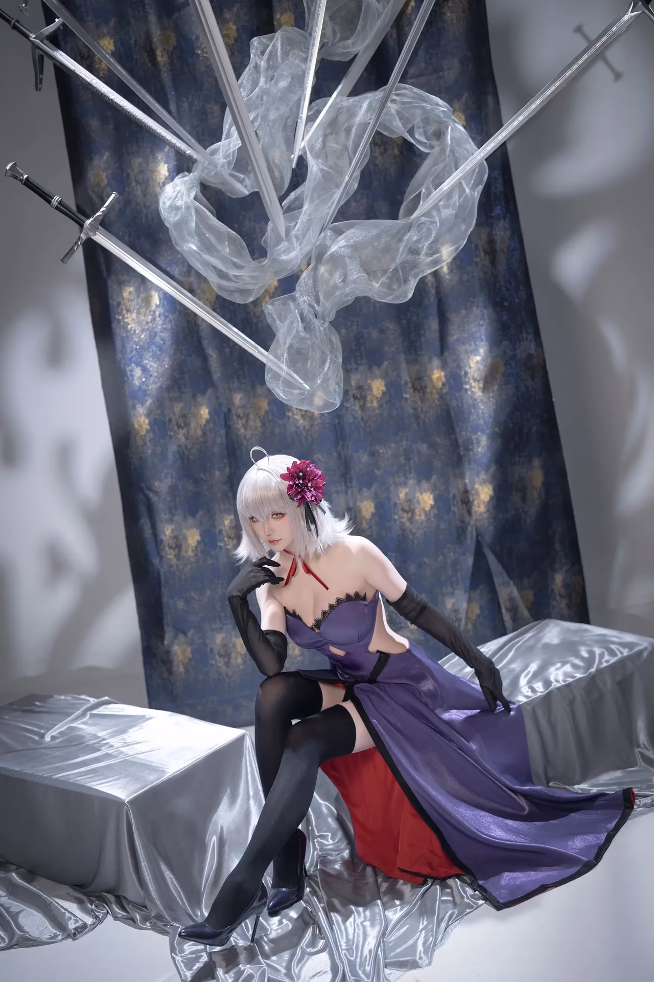 Hoshilily as Jeanne d'Arc (Alter) — cosplay photo 14 of 33
