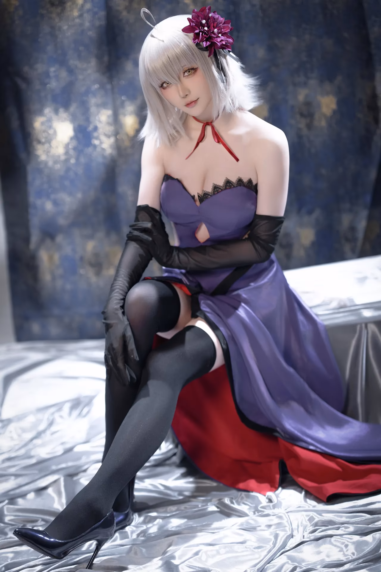 Hoshilily as Jeanne d'Arc (Alter) — cosplay photo 17 of 33