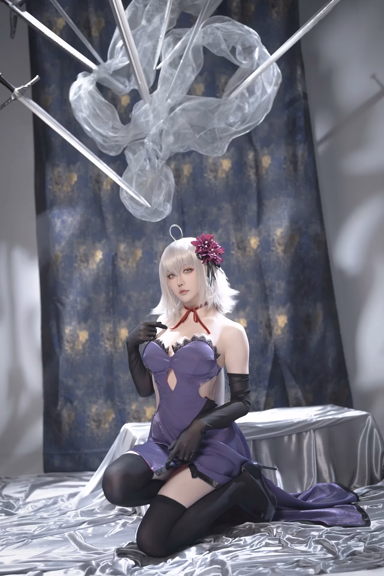 Hoshilily as Jeanne d'Arc (Alter) — cosplay photo 21 of 33