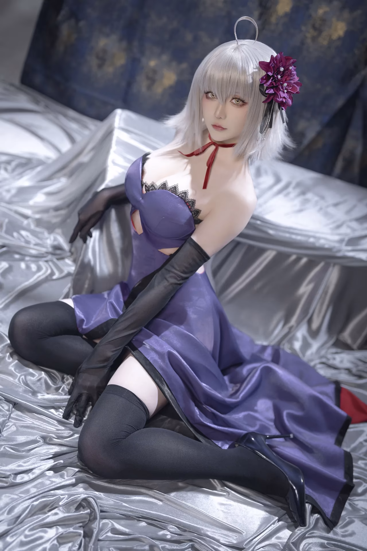 Hoshilily as Jeanne d'Arc (Alter) — cosplay photo 24 of 33