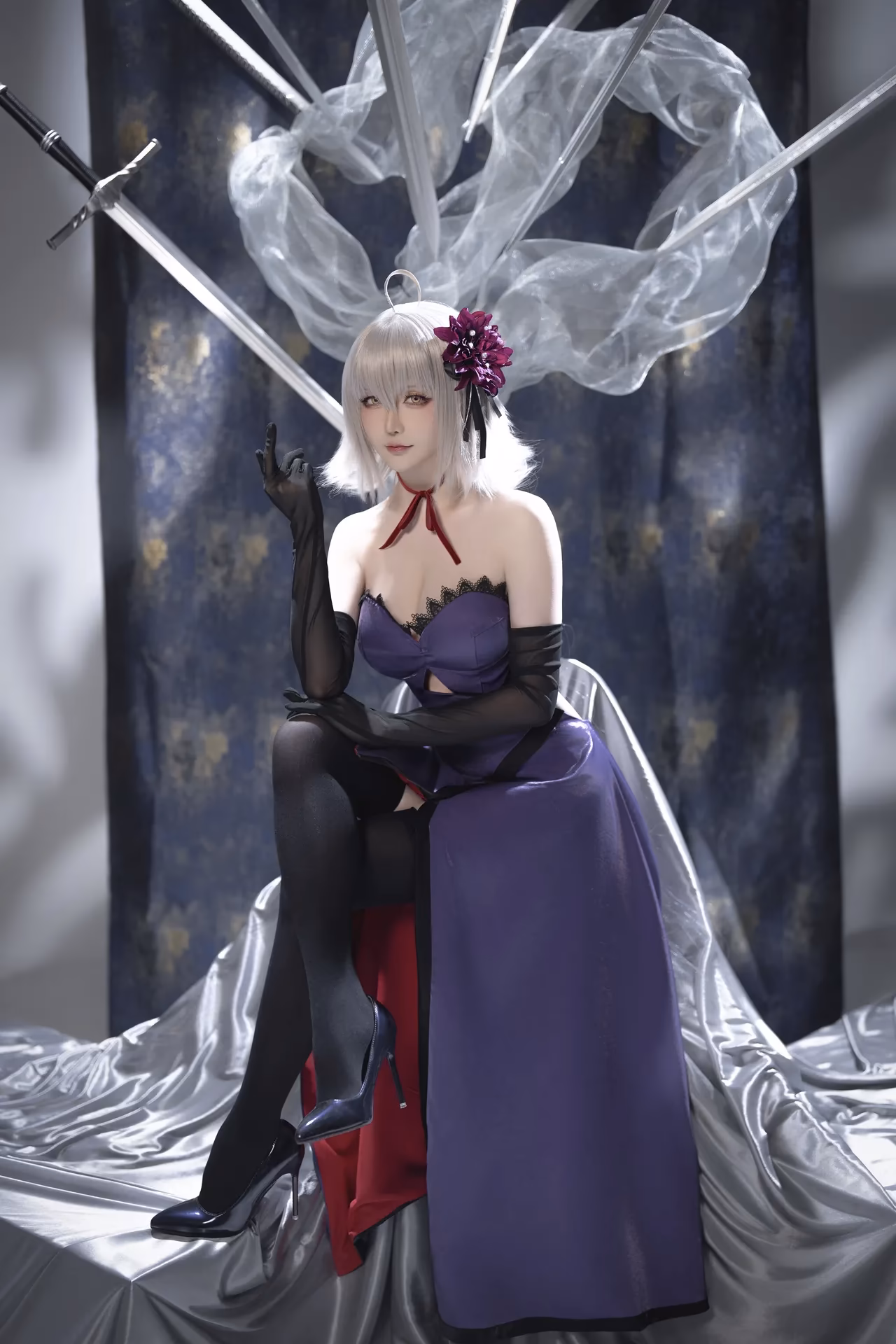 Hoshilily as Jeanne d'Arc (Alter) — cosplay photo 6 of 33