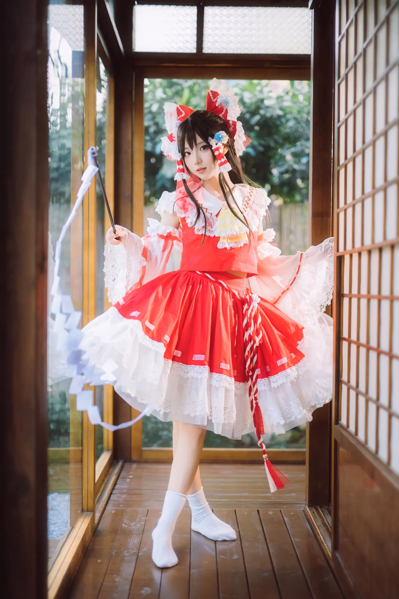 Hua Qi Hana as Reimu Hakurei — cosplay photo 10 of 12