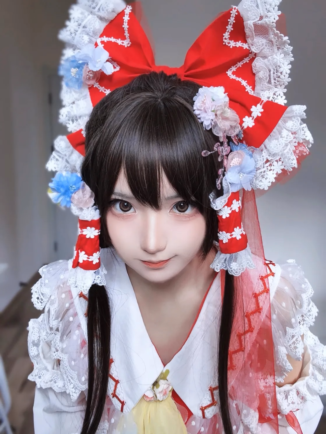 Hua Qi Hana as Reimu Hakurei — cosplay photo 5 of 12