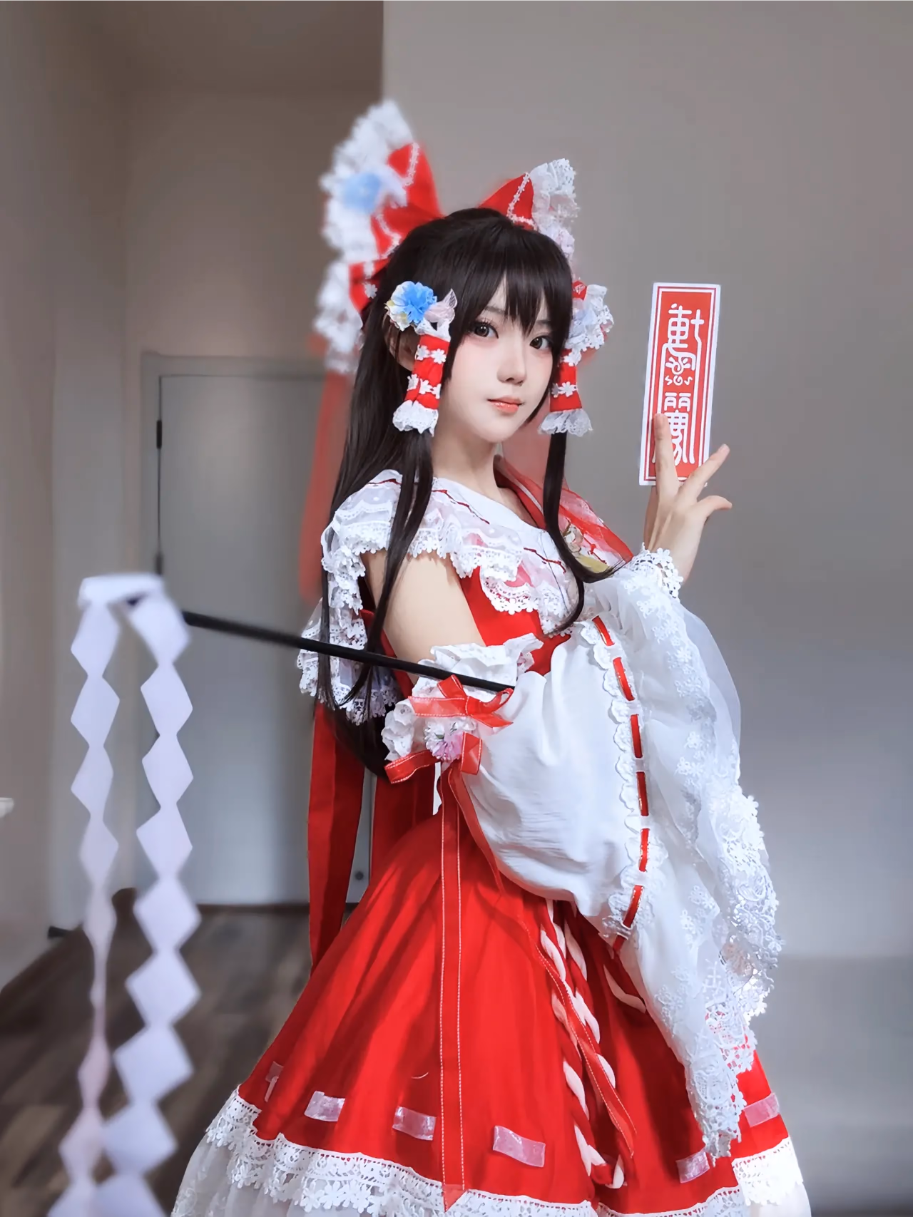 Hua Qi Hana as Reimu Hakurei — cosplay photo 7 of 12