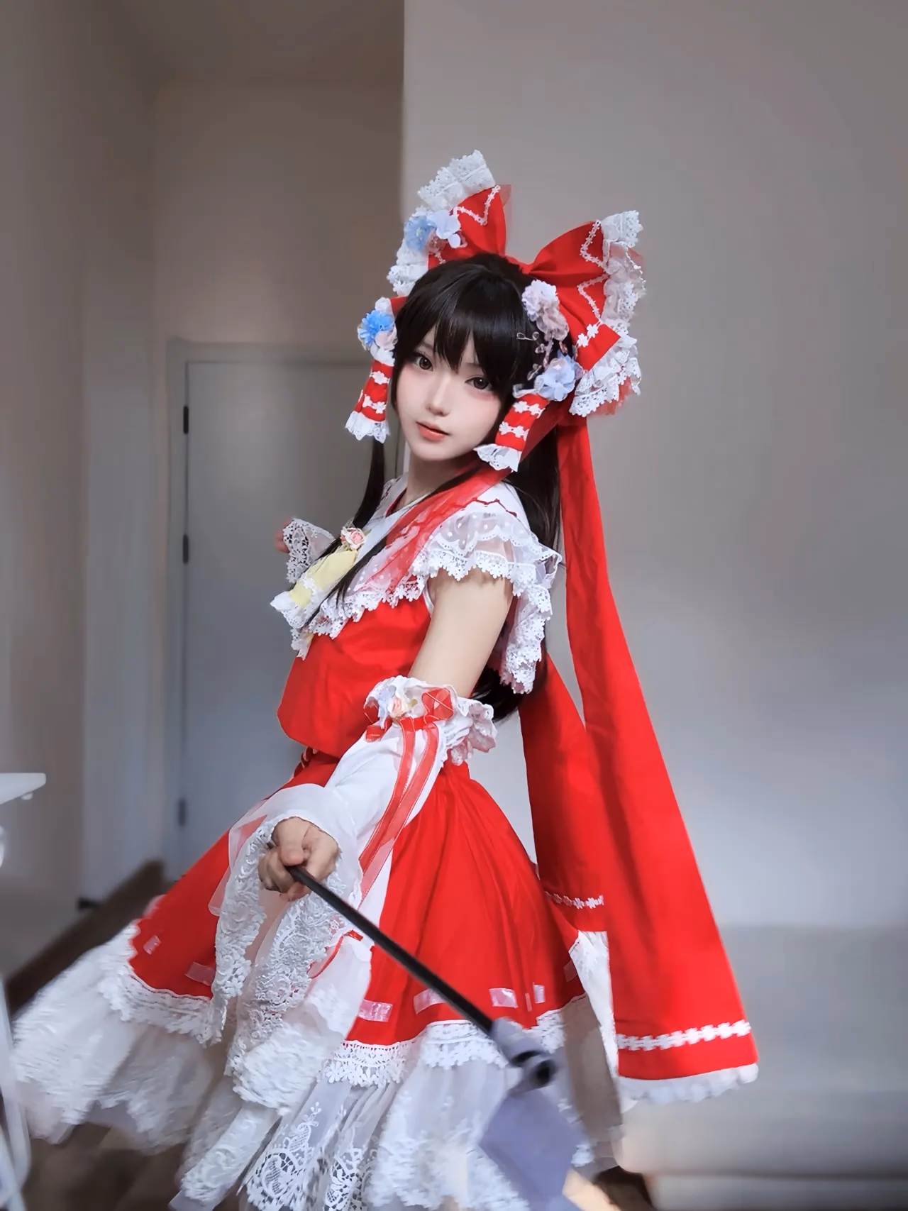 Hua Qi Hana as Reimu Hakurei — cosplay photo 8 of 12