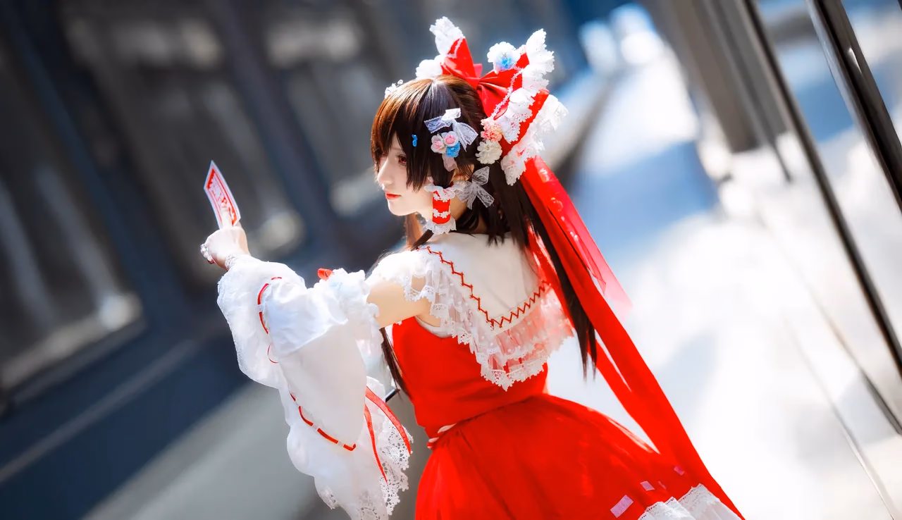 Hua Qi Hana as Reimu Hakurei — cosplay photo 10 of 88